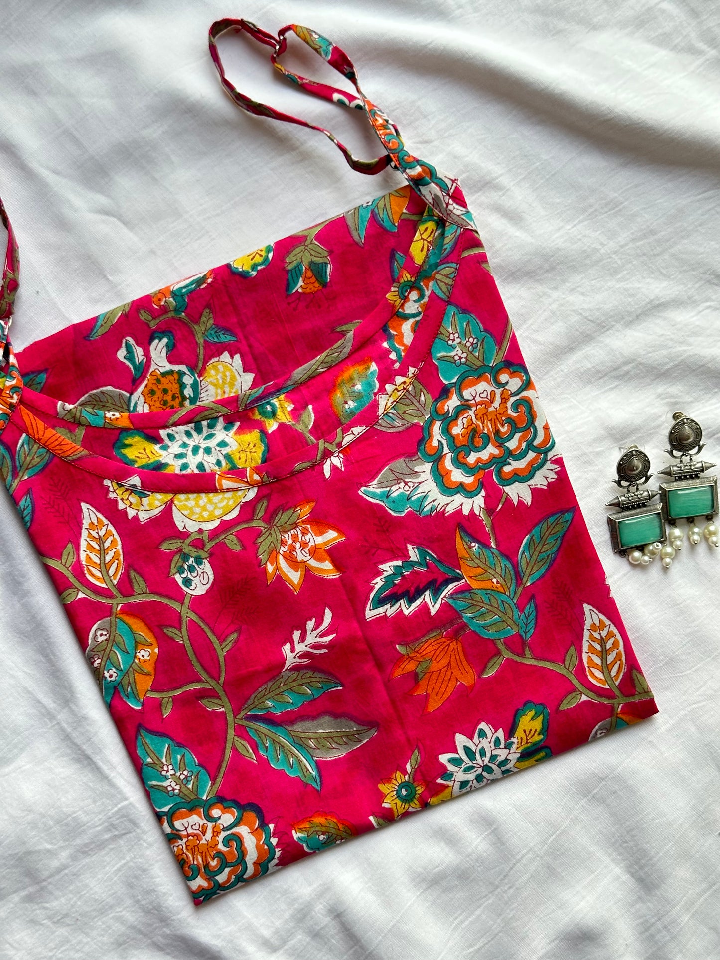 Kurti mit knallpinkfarbenen Trägern