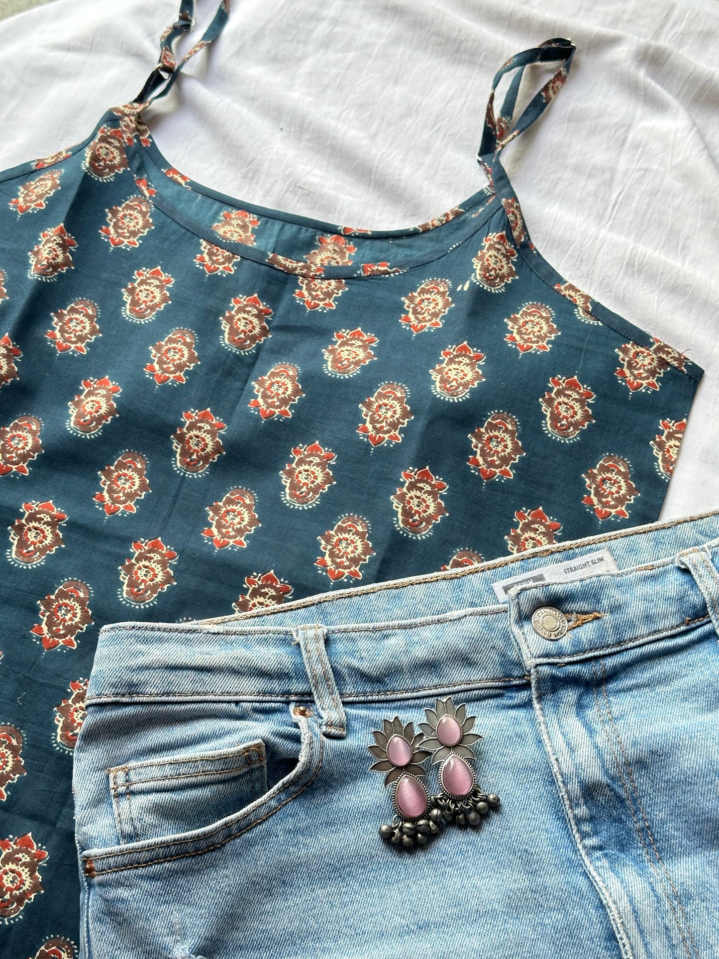 Kurti mit indigoblauen Trägern