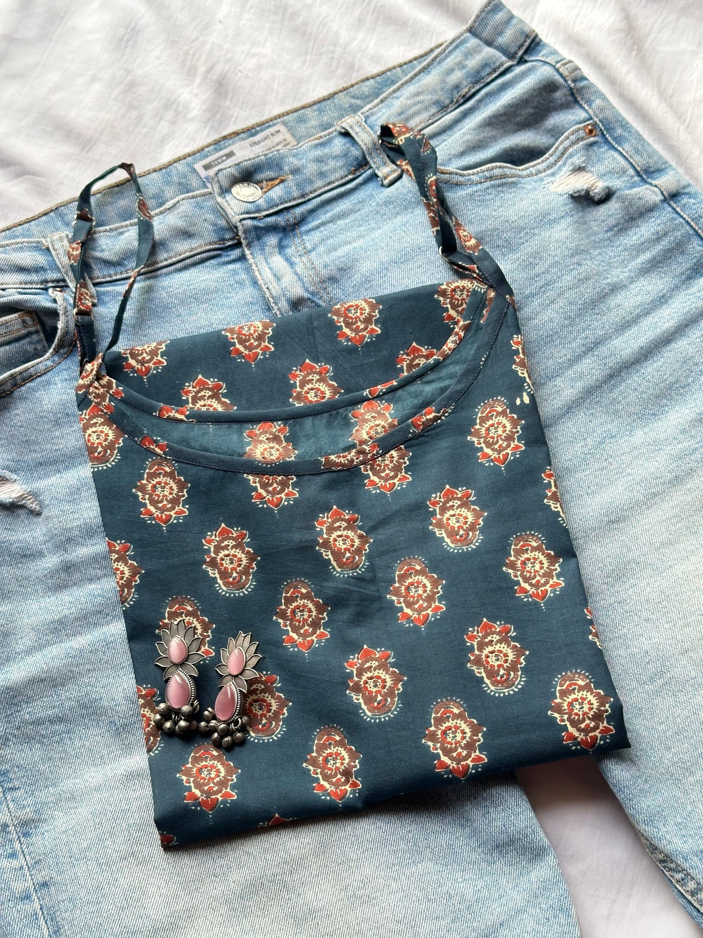 Kurti mit indigoblauen Trägern
