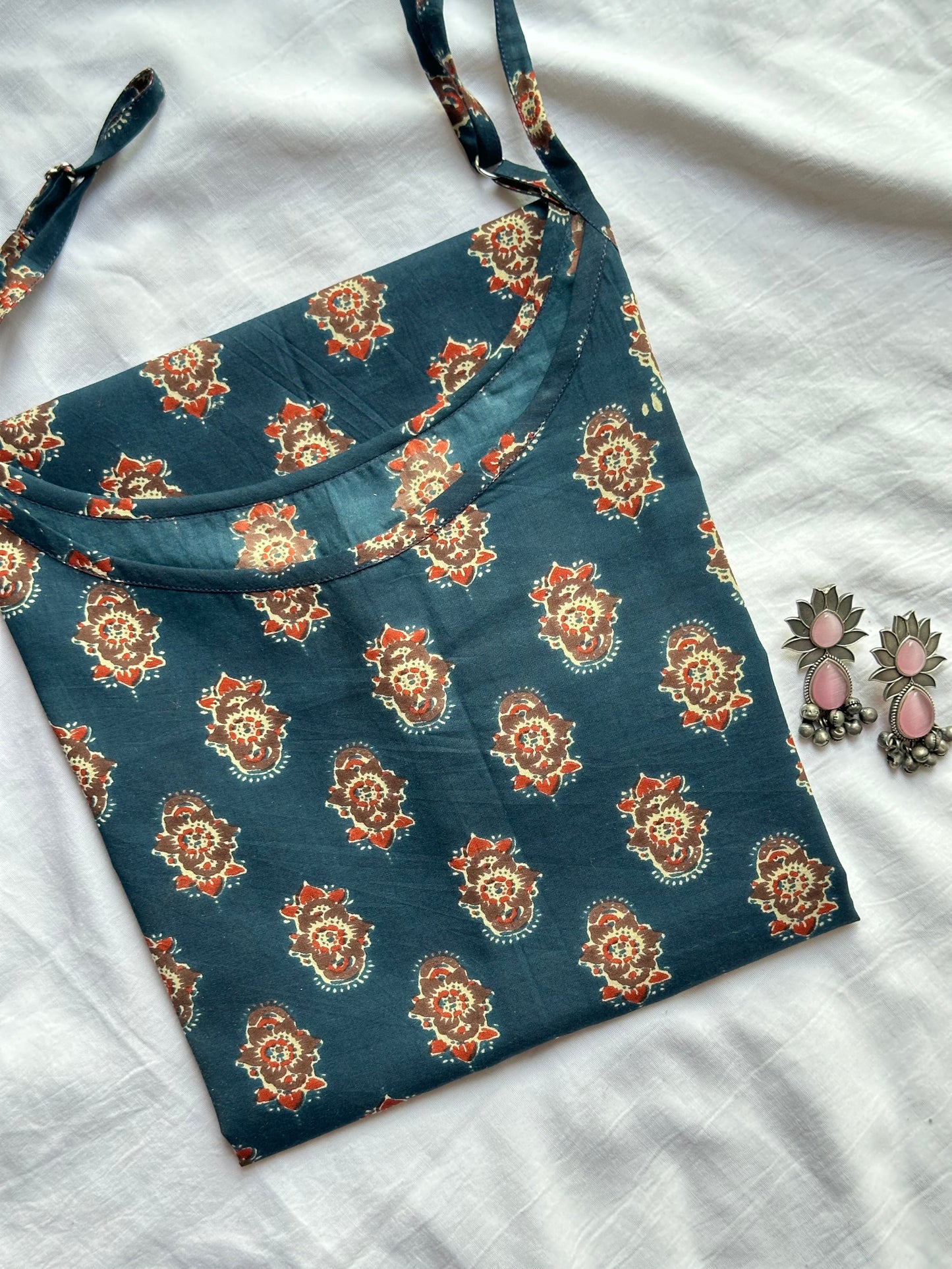 Kurti mit indigoblauen Trägern