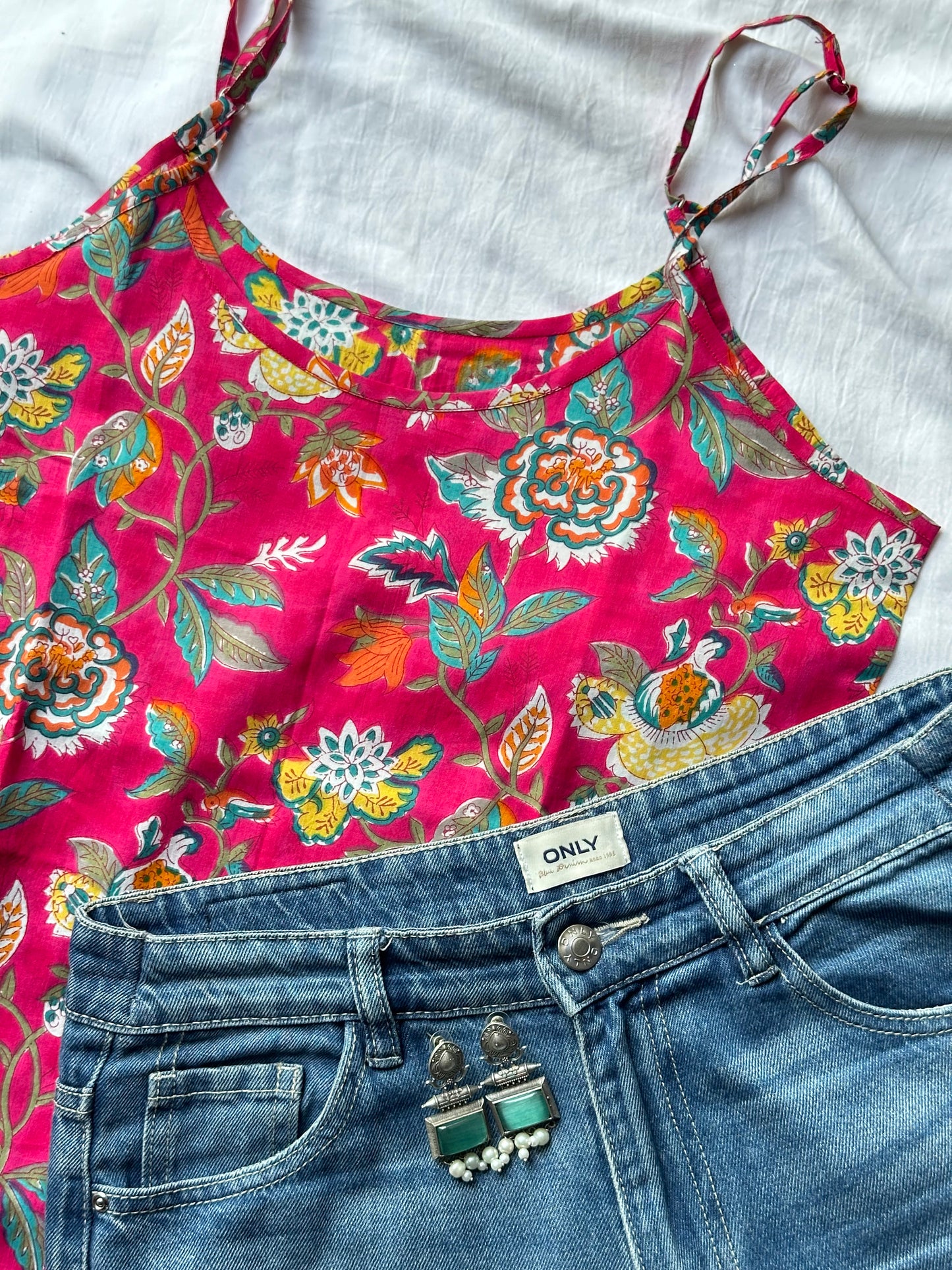 Kurti mit knallpinkfarbenen Trägern