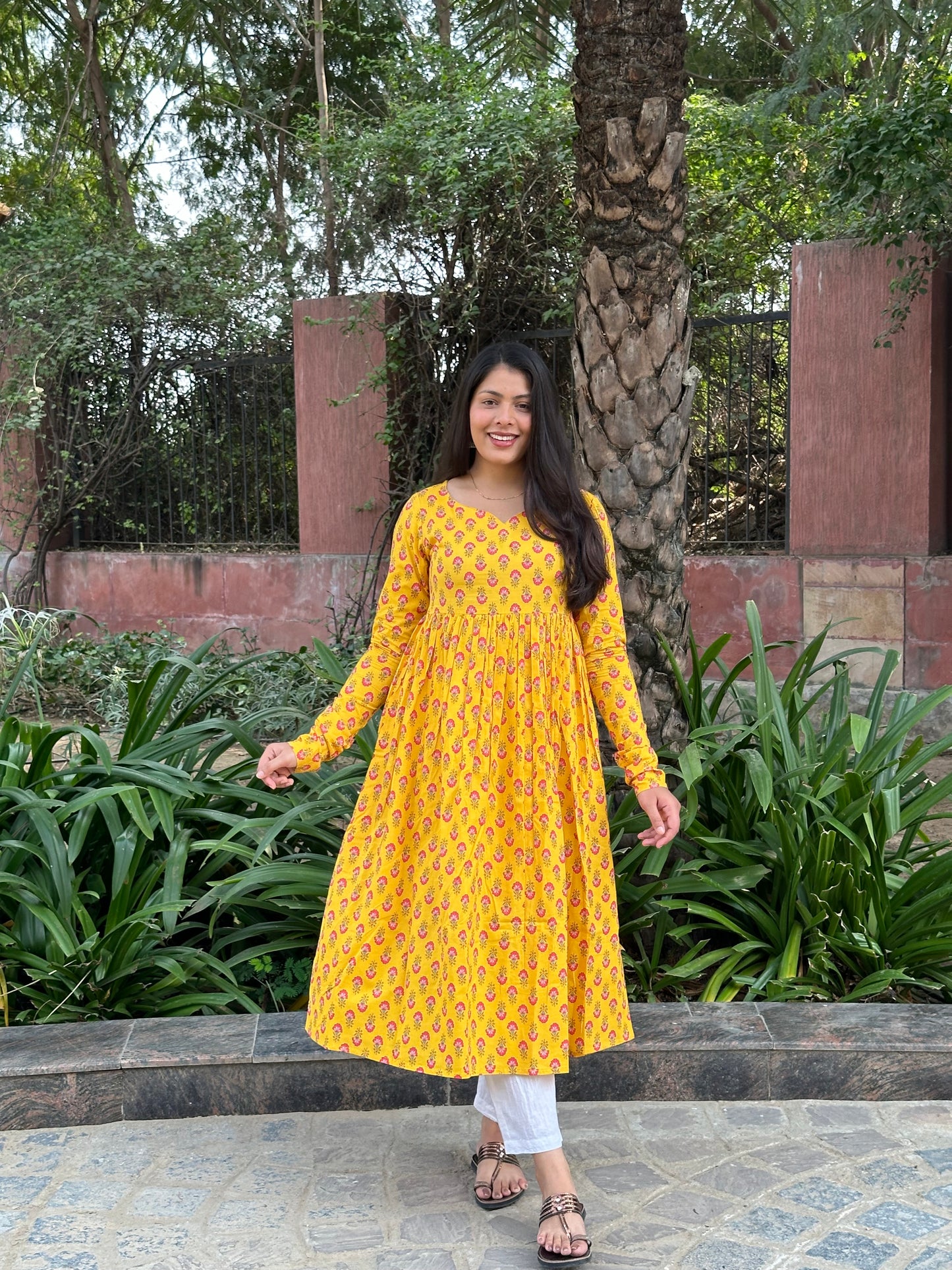 Anarkali Kameez mit gelbem und rosa Motiv