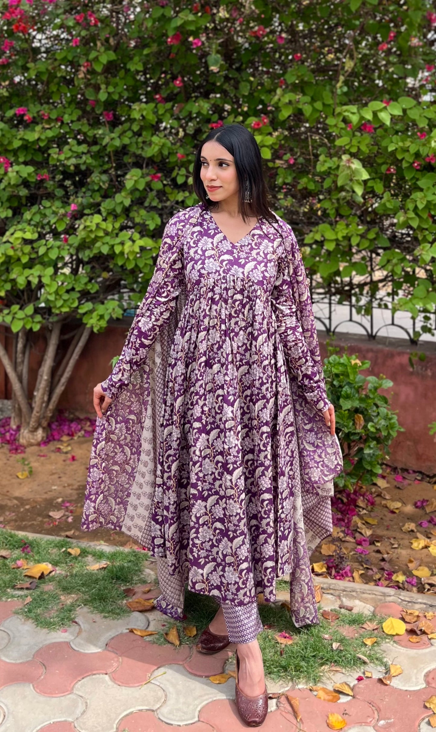 Malvenfarbenes lila Anzugset