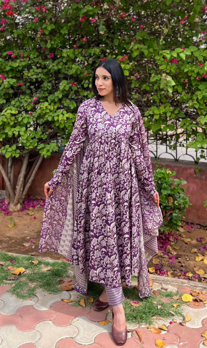 Malvenfarbenes lila Anzugset