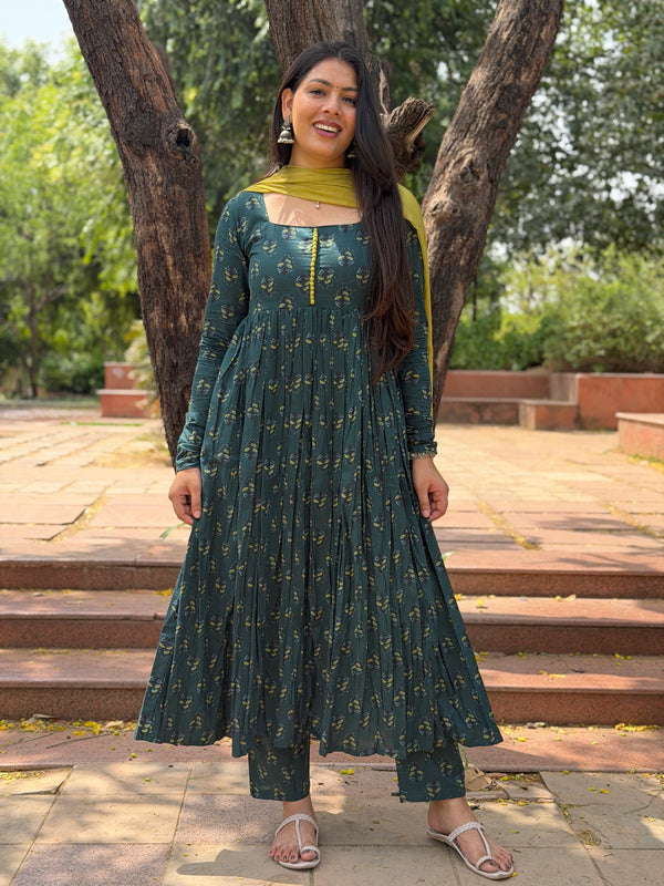 Parrot green motif flare suit set Jonaya