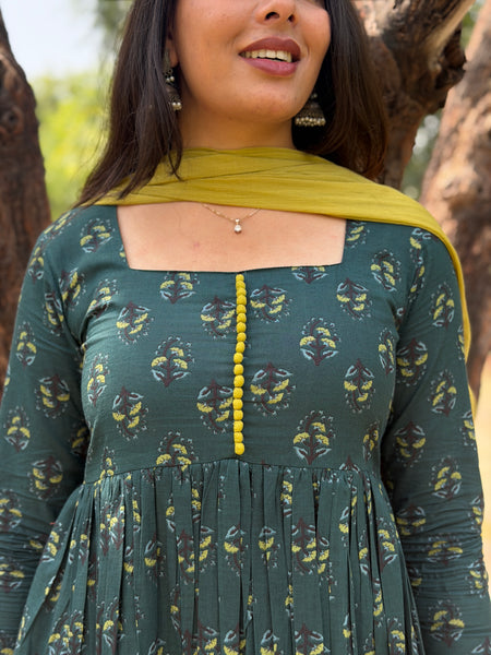Parrot green motif flare suit set Jonaya