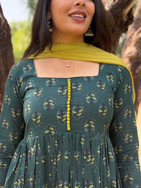 Parrot green motif flare suit set Jonaya