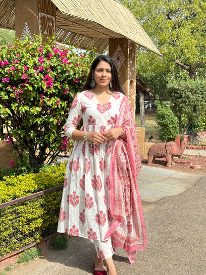 Angrakha-Anzugset mit rosa Blüten