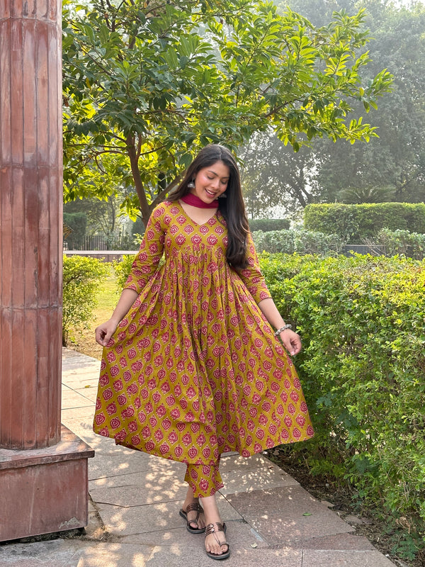 Meganta Motif Aliacut Suit Set - Jonaya