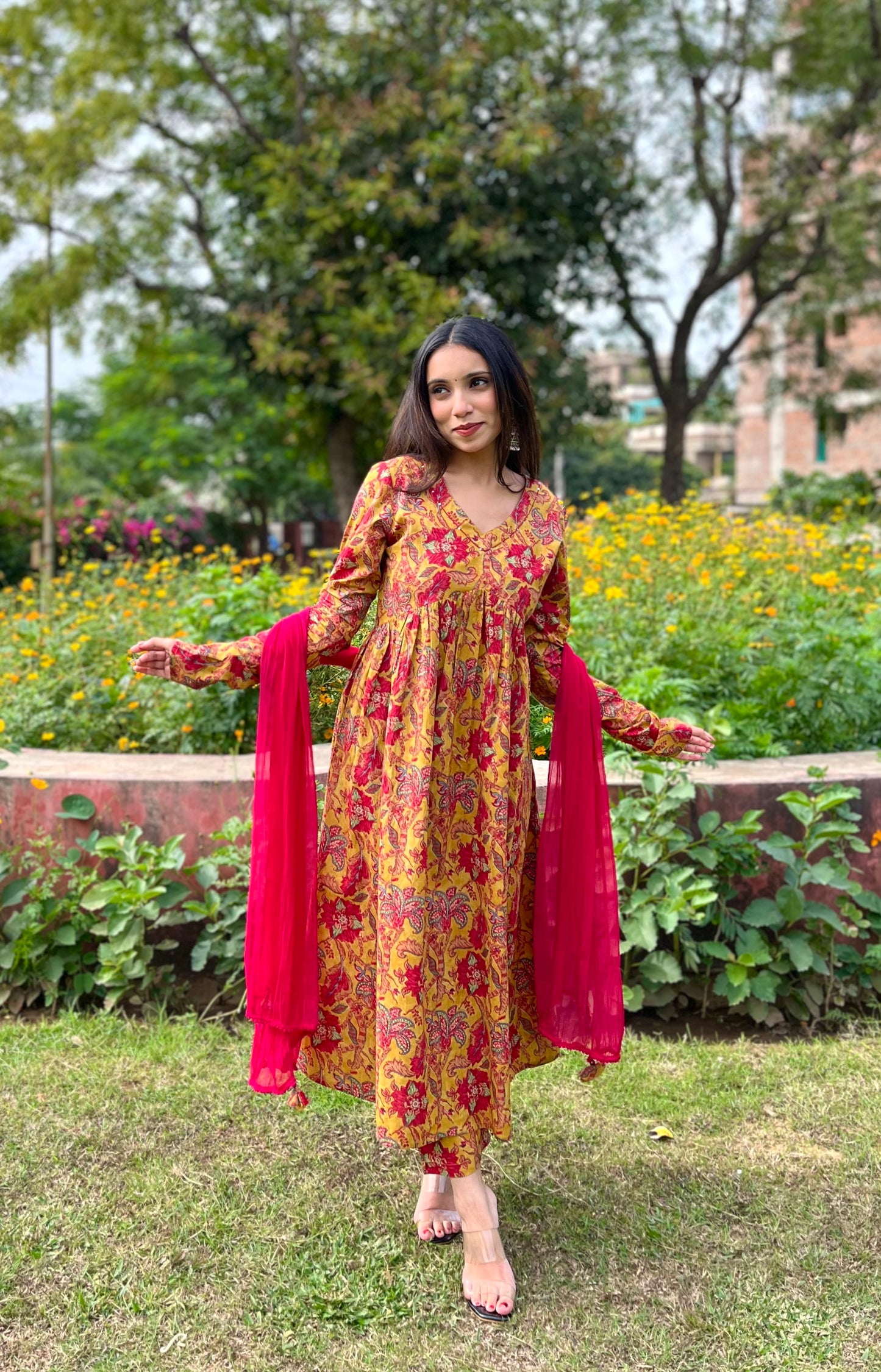 Gelbes Mohini-Set mit Blumenmuster