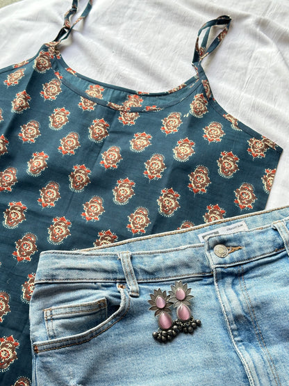 Kurti mit indigoblauen Trägern