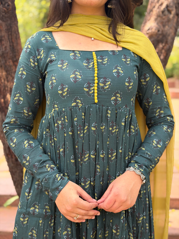 Parrot green motif flare suit set Jonaya