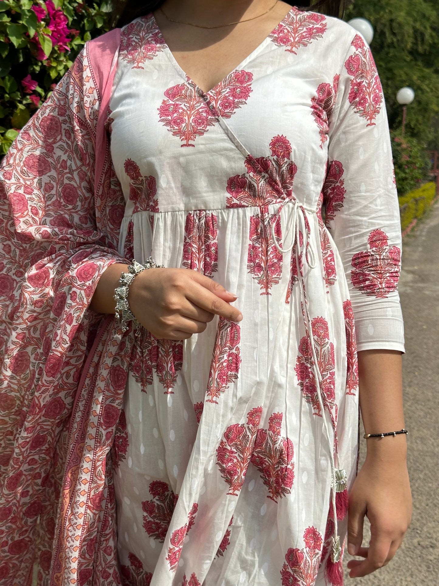 Angrakha-Anzugset mit rosa Blüten