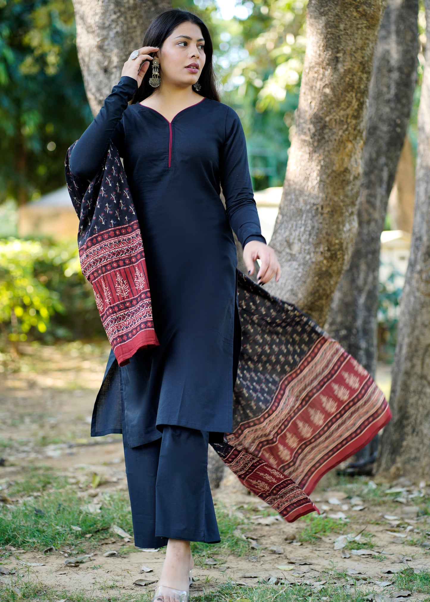 Solides schwarzes Kurta-Set mit Dupatta
