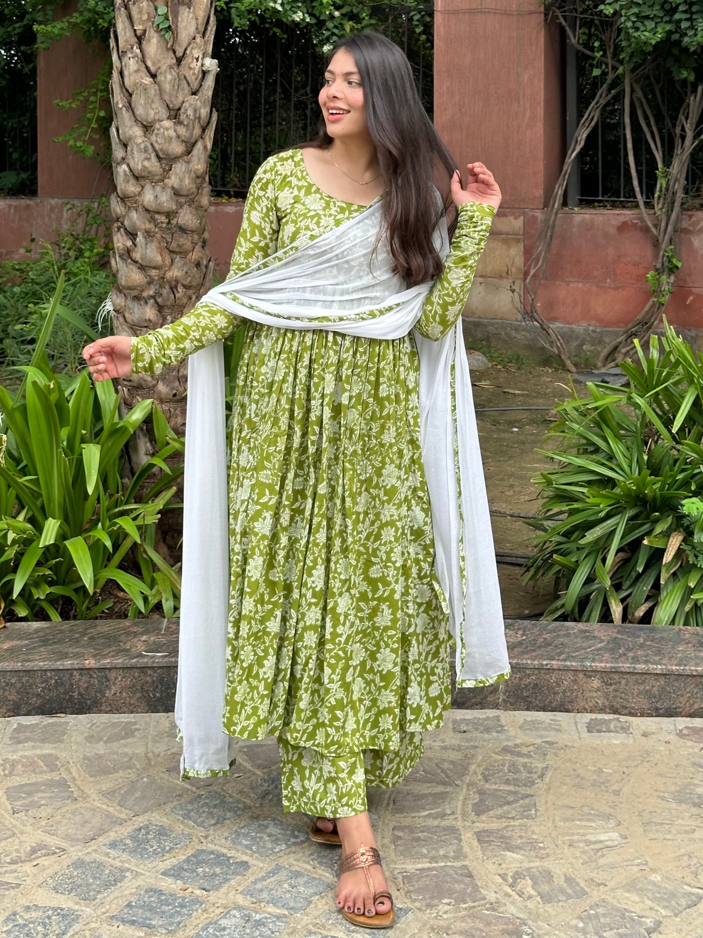 लीफ ग्रीन फुल घेर सूट सेट