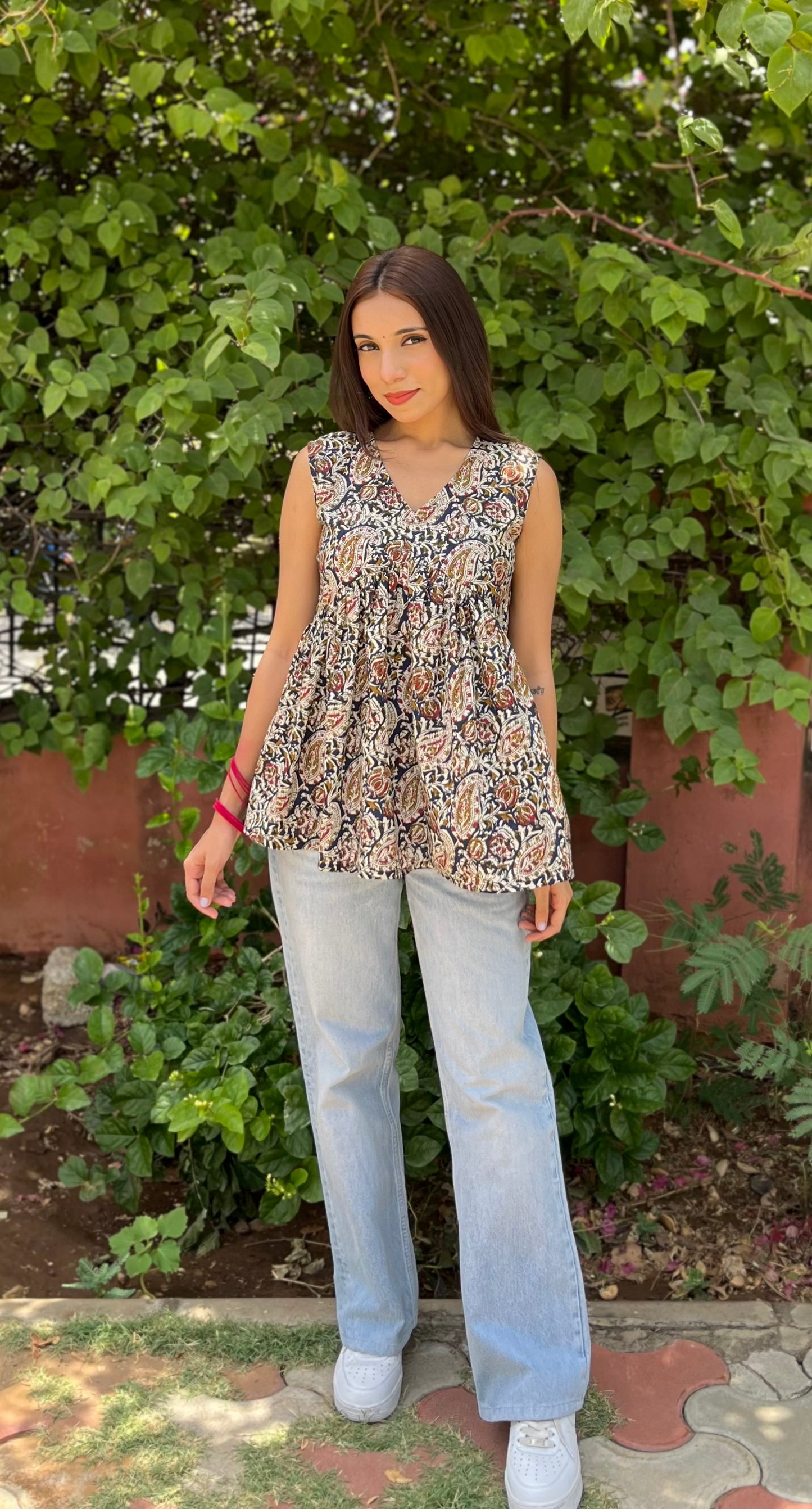Sommerliches Top mit Schößchen und Crush-Cut-Ärmeln