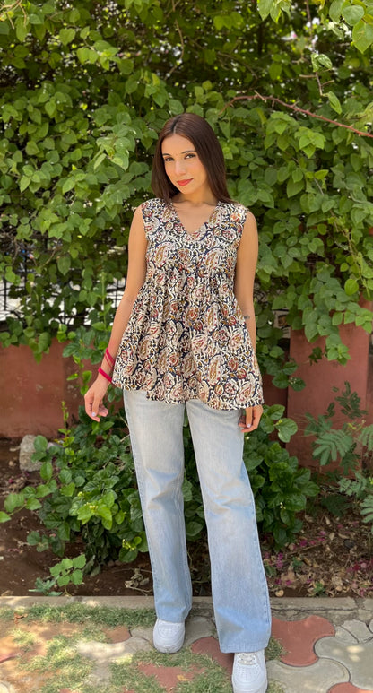 Sommerliches Top mit Schößchen und Crush-Cut-Ärmeln
