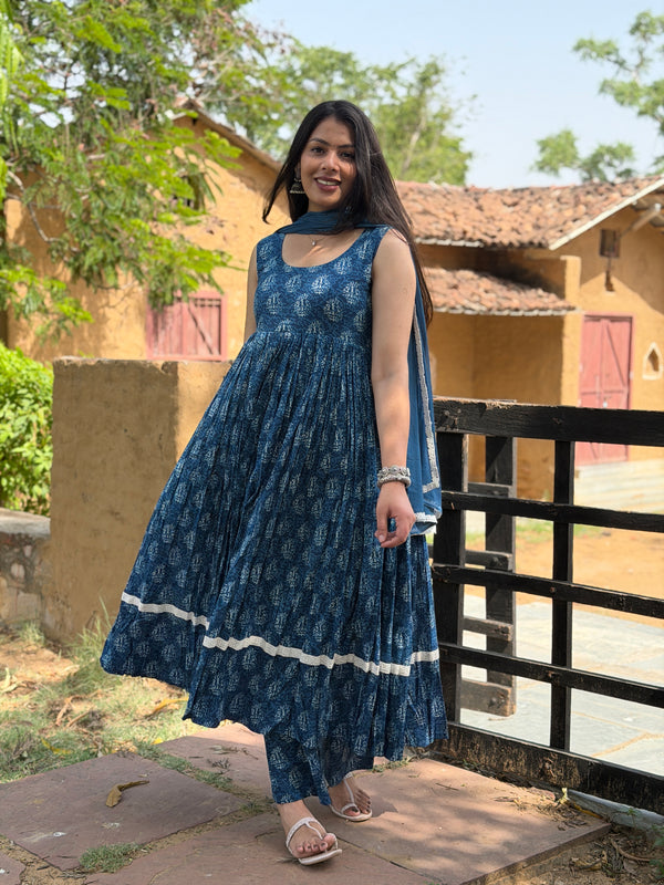Motif print indigo lace flare suit set Jonaya