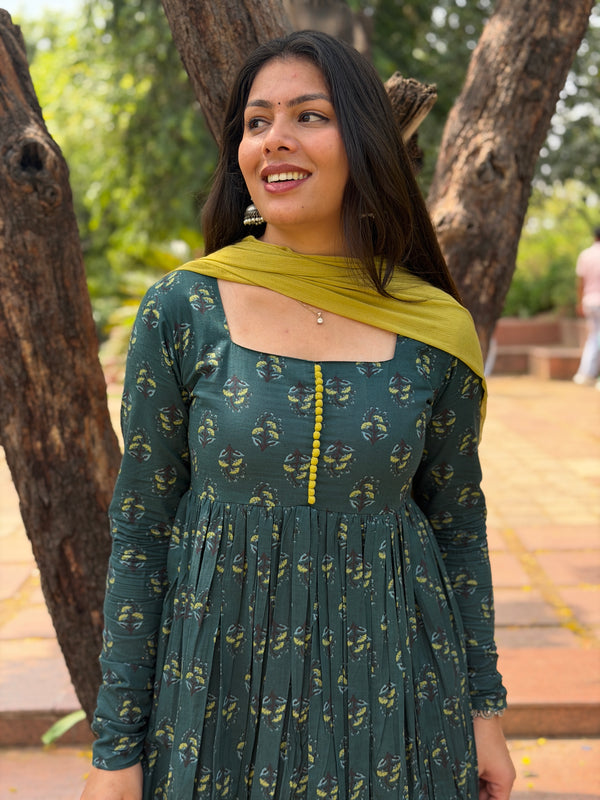 Parrot green motif flare suit set Jonaya