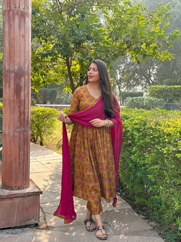 Meganta Motif Aliacut Suit Set - Jonaya