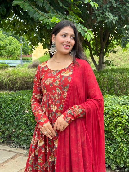 सुंदर लाल पुष्प घेर सूट सेट