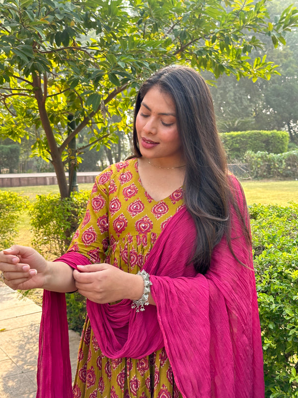 Meganta Motif Aliacut Suit Set - Jonaya