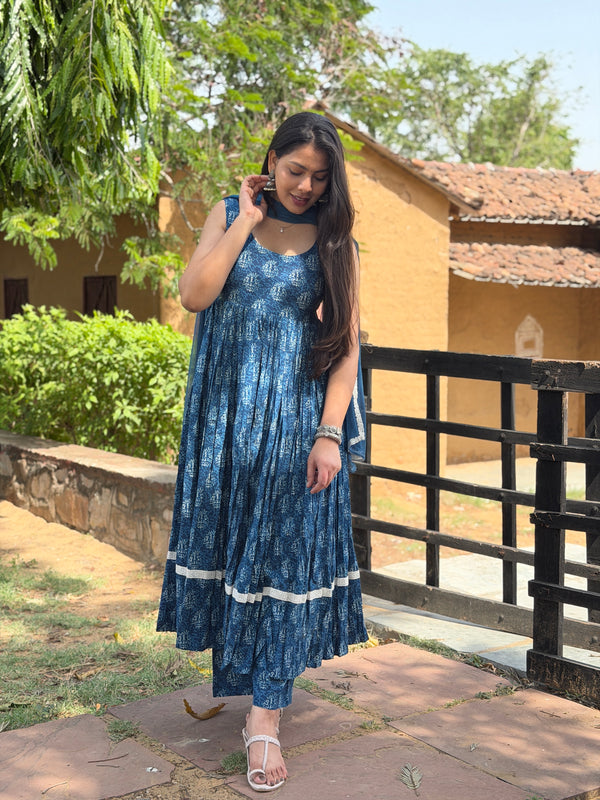 Motif print indigo lace flare suit set Jonaya