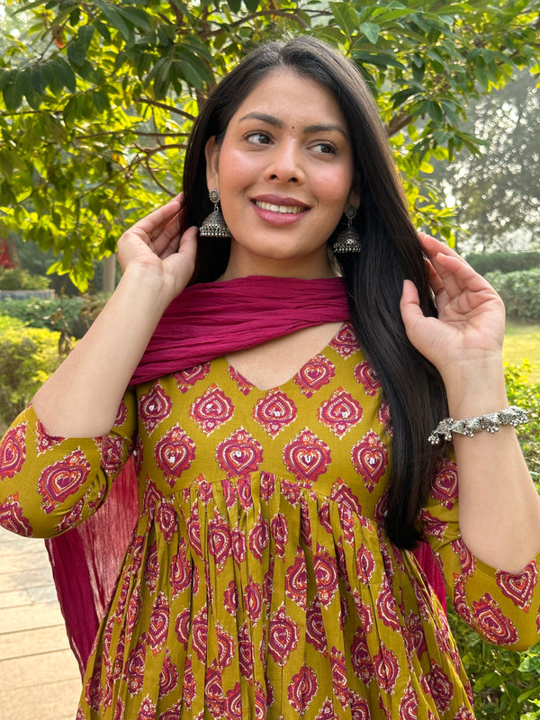 Meganta Motif Aliacut Suit Set - Jonaya