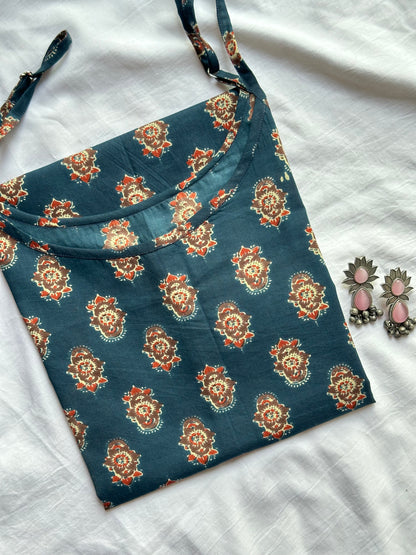 Kurti mit indigoblauen Trägern