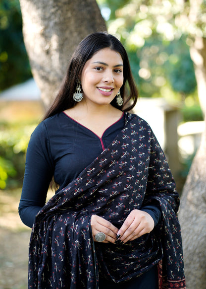 Solides schwarzes Kurta-Set mit Dupatta