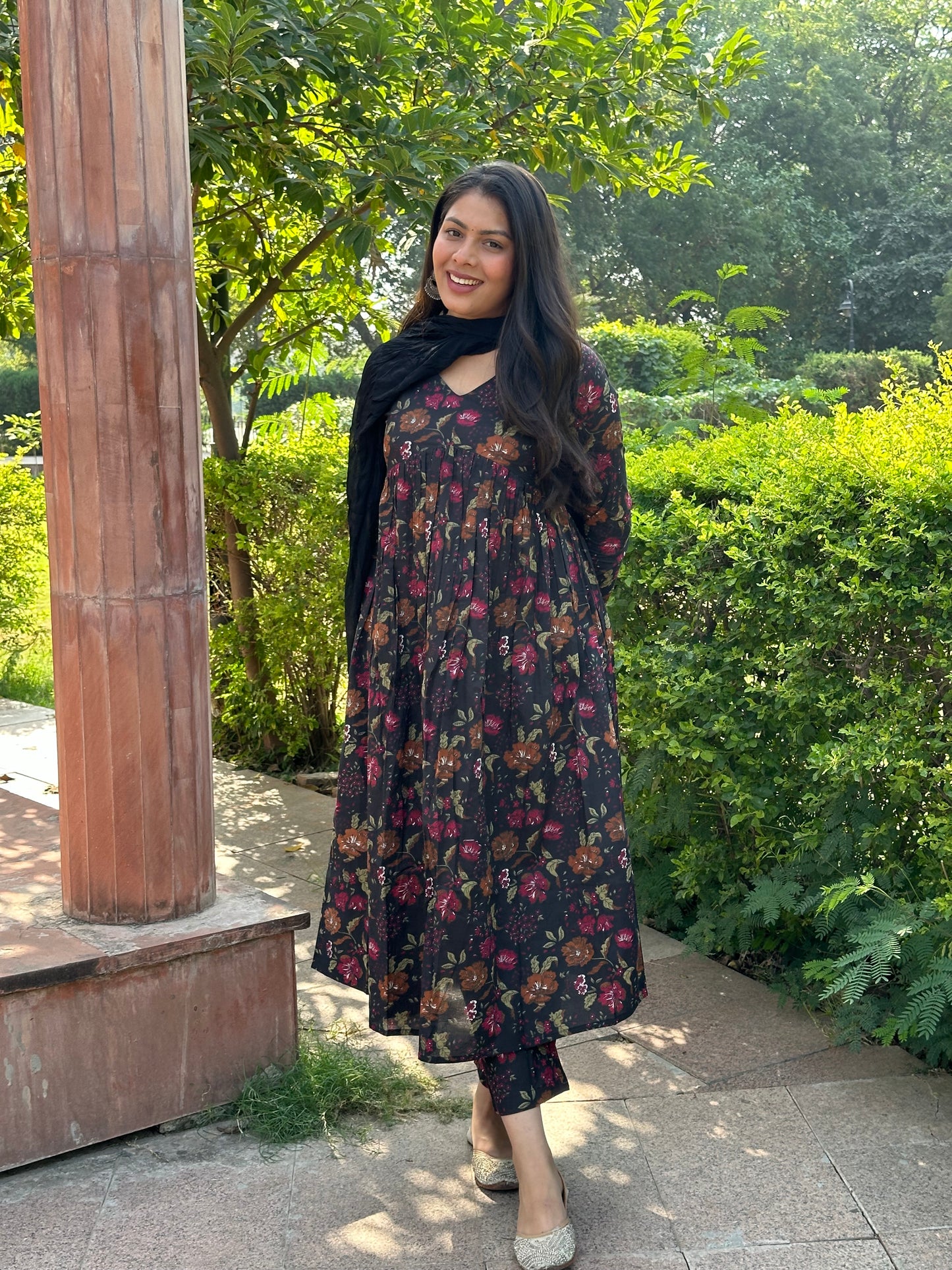 ब्लैक फ्लोरल आलिया कट सूट सेट