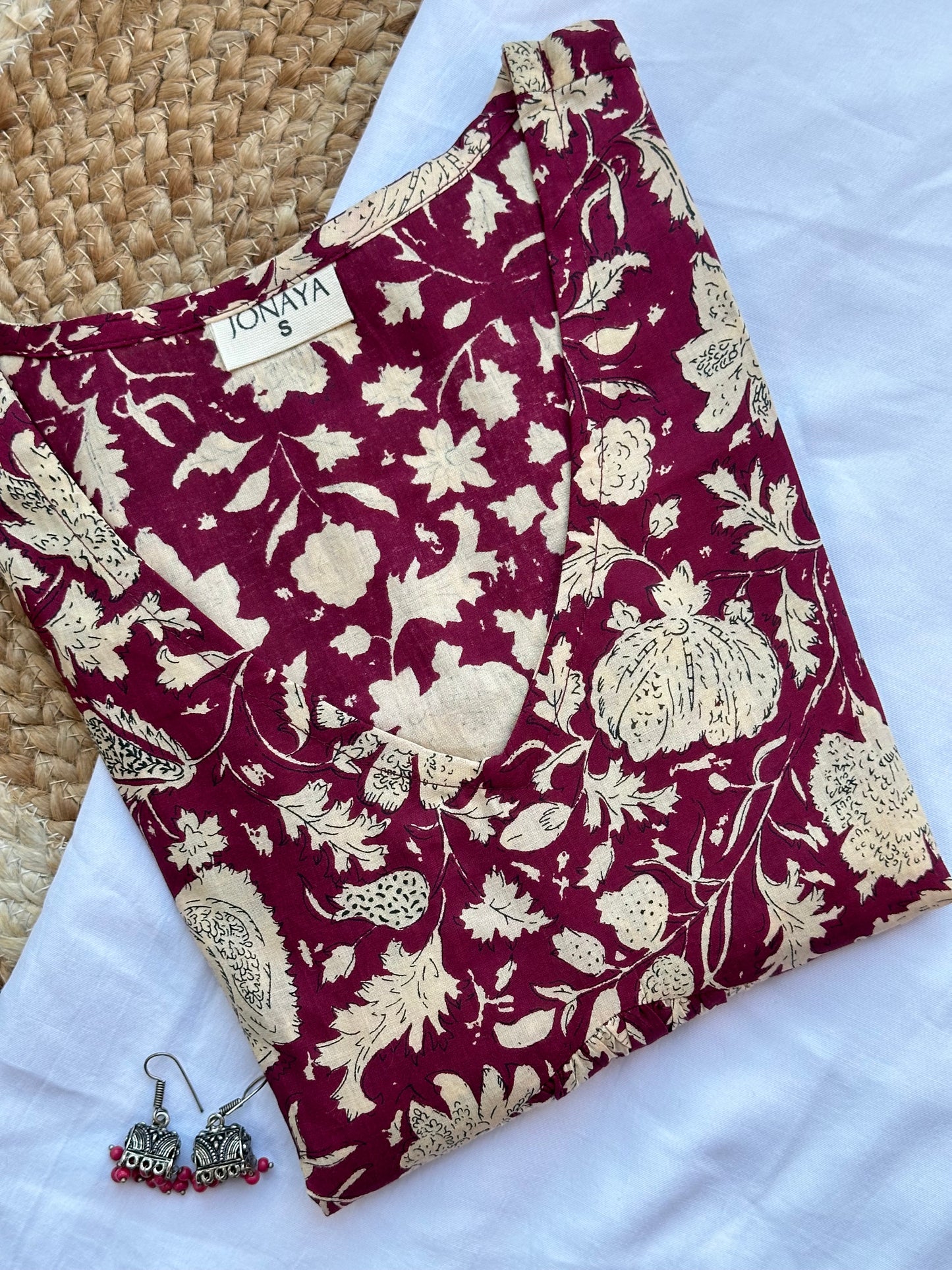 Weinrotes Schößchentop mit Blumenmuster