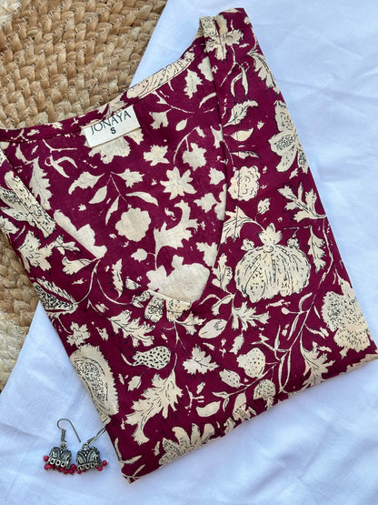 Weinrotes Schößchentop mit Blumenmuster
