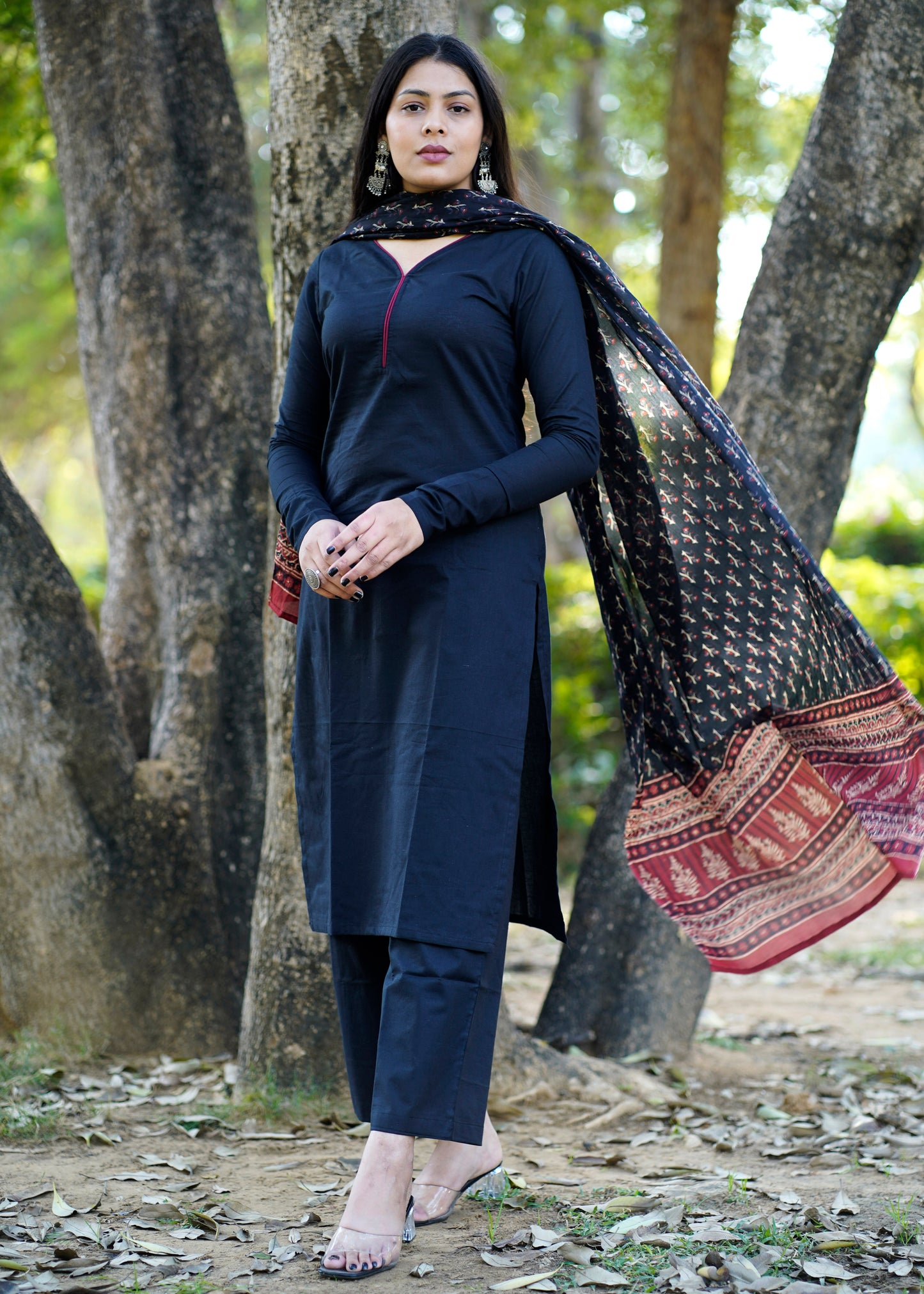 Solides schwarzes Kurta-Set mit Dupatta