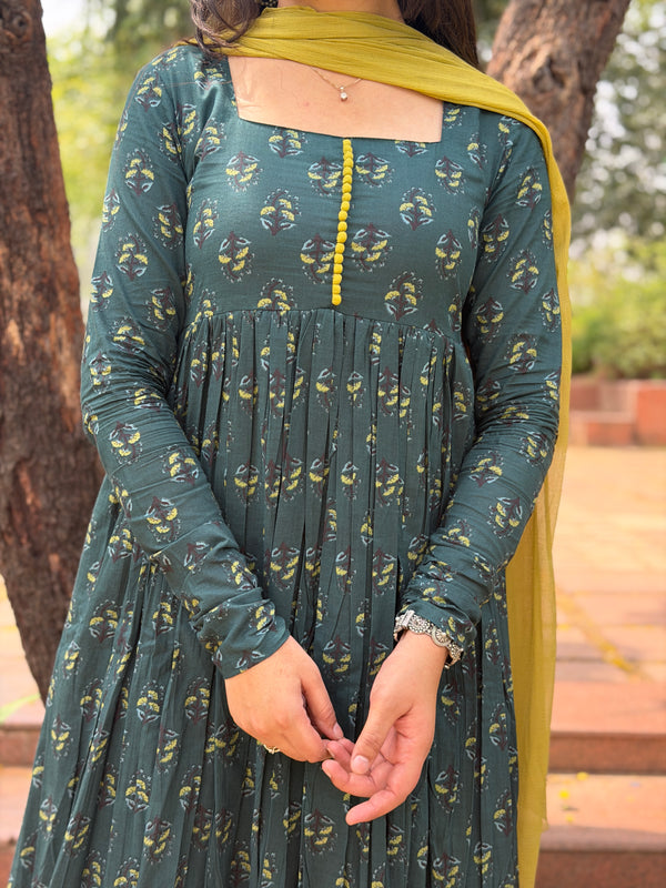Parrot green motif flare suit set Jonaya