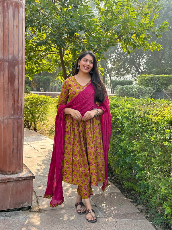 Meganta Motif Aliacut Suit Set - Jonaya