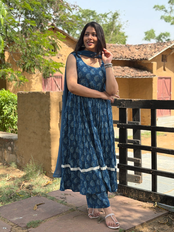 Motif print indigo lace flare suit set Jonaya