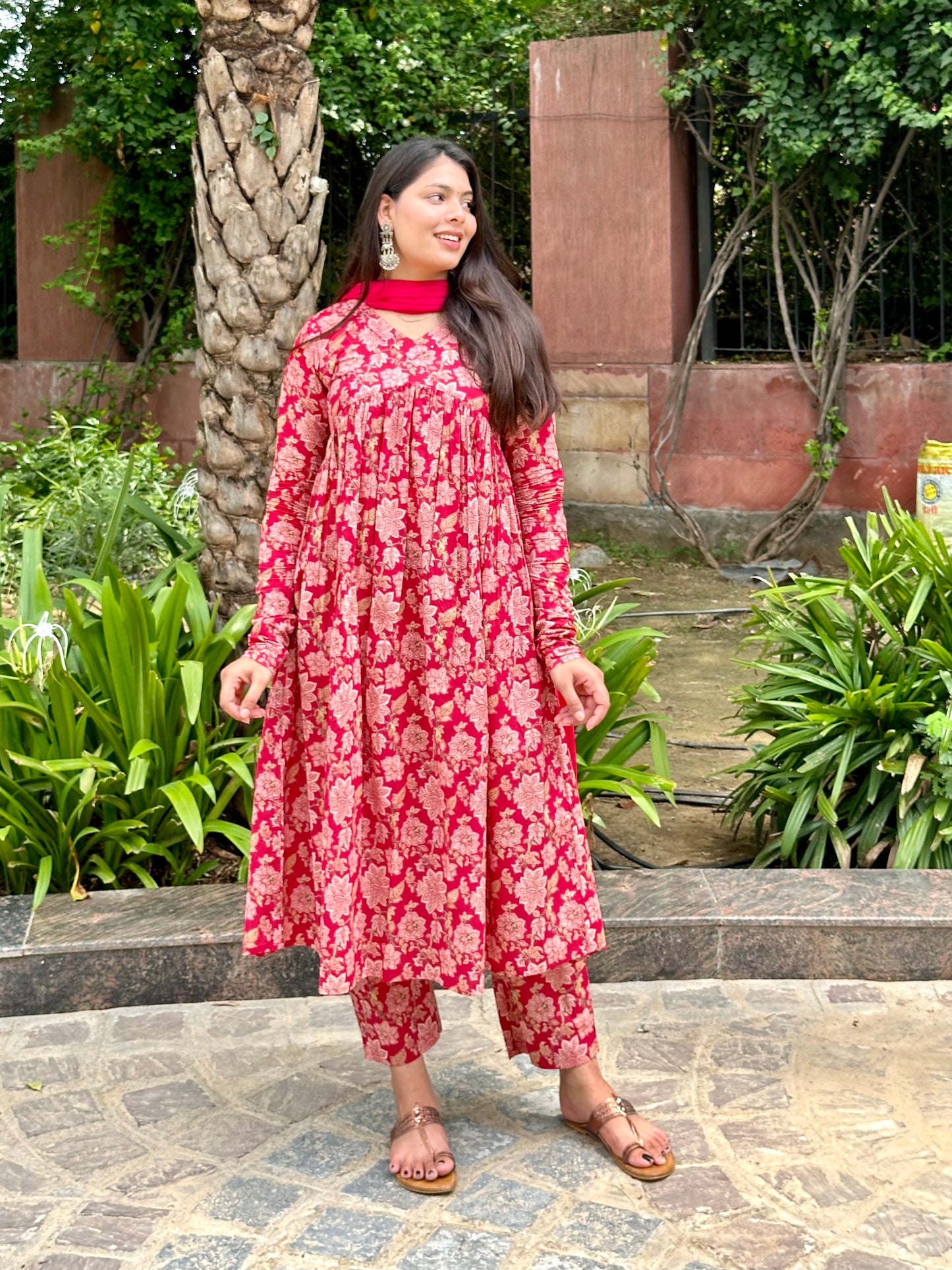 कोरल रेड मोहिनी सूट सेट