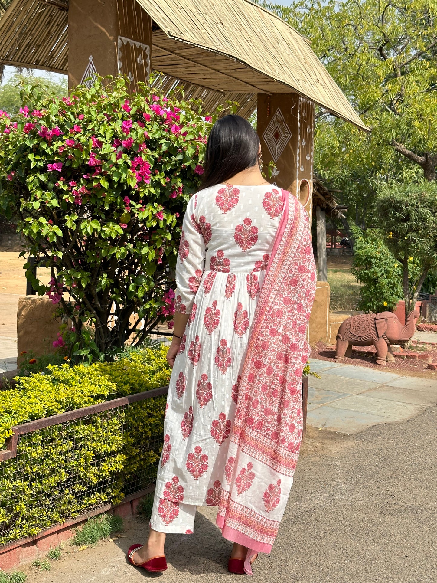 Angrakha-Anzugset mit rosa Blüten