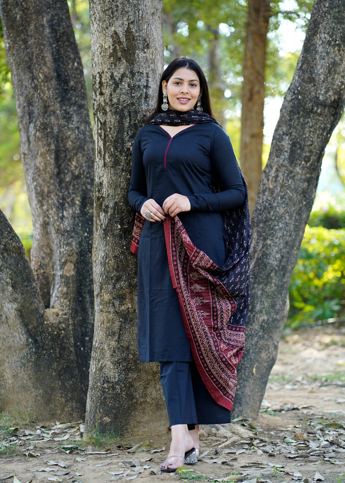 Solides schwarzes Kurta-Set mit Dupatta