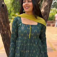 Parrot green motif flare suit set Jonaya