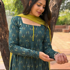 Parrot green motif flare suit set Jonaya