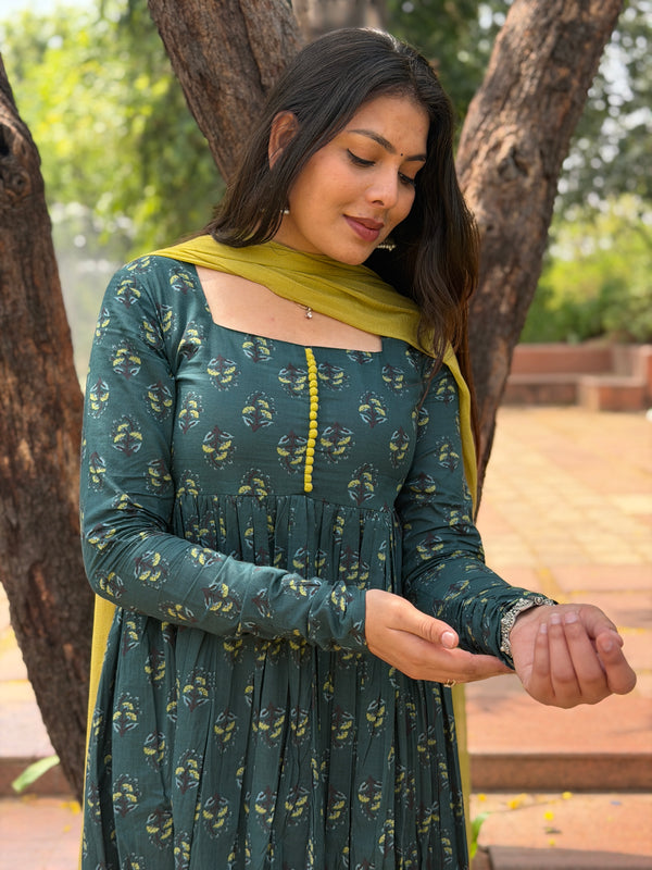 Parrot green motif flare suit set Jonaya